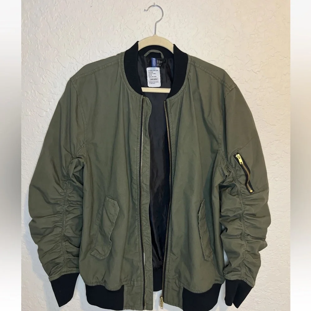H&M Men’s Olive Green Ruched Sleeve Size M Double Zip Bomber Jacket - Picture 3 of 9